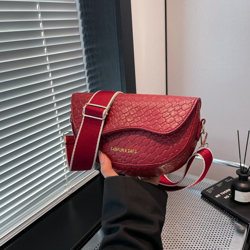 Fashion Single Shoulder Underarm Crossbody Saddle Bag Female Texture 2025 New Popular Retro Personalized Woven Pattern Large Capacity