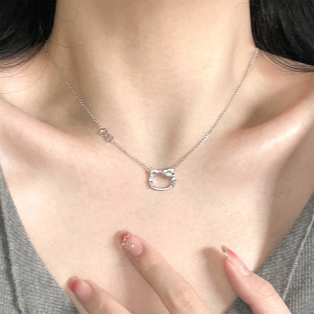 Luxusní náhrdelník Hello Kitty na klíční kost: Špičkový niche styl s přívěskem kočičky, 2026