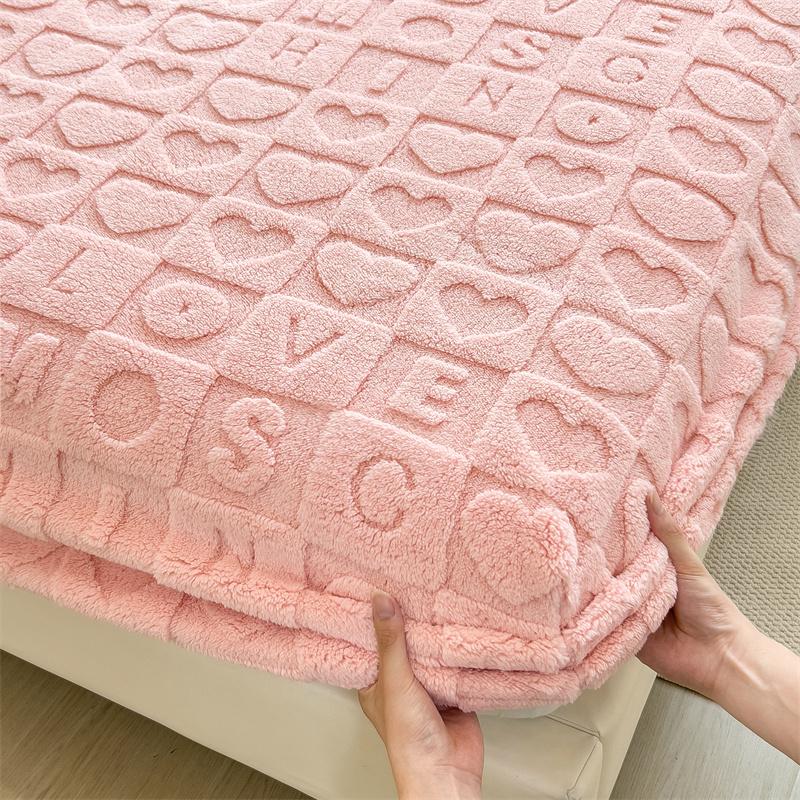 Hřejivé sametové prostěradlo s gumou, chránič matrace s motivem srdce, taftové přehozy na jednolůžko/dvoulůžko