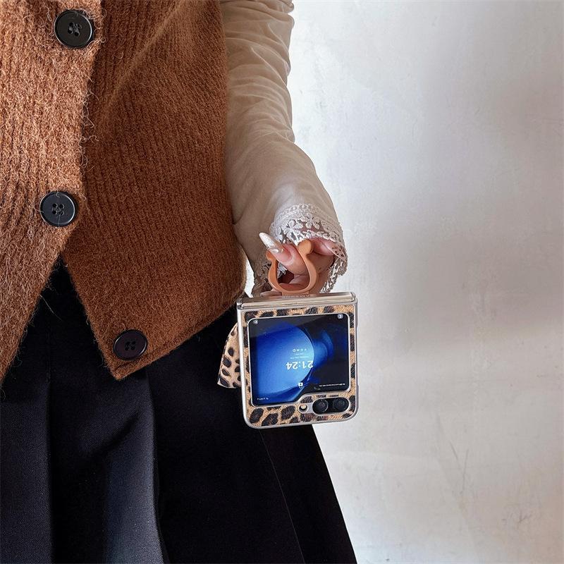 Leopard Print Bow Ring Is Suitable for Samsung ZFlip6 Mobile Phone Case Zflip5 Folding Screen Anti-drop Protective Case.