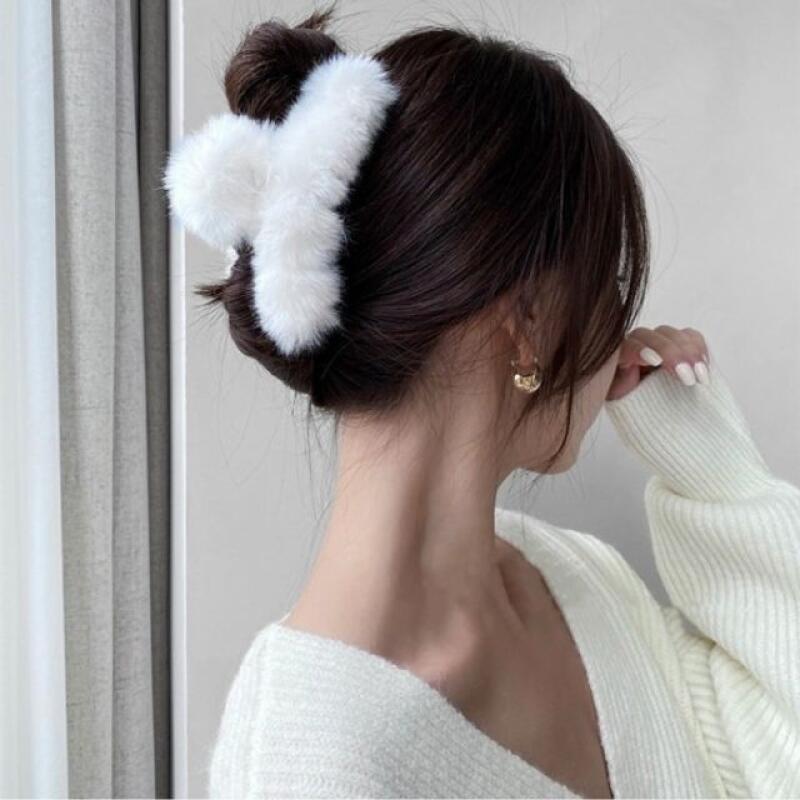 Fluffy half-updo hair clip Baby Beige
