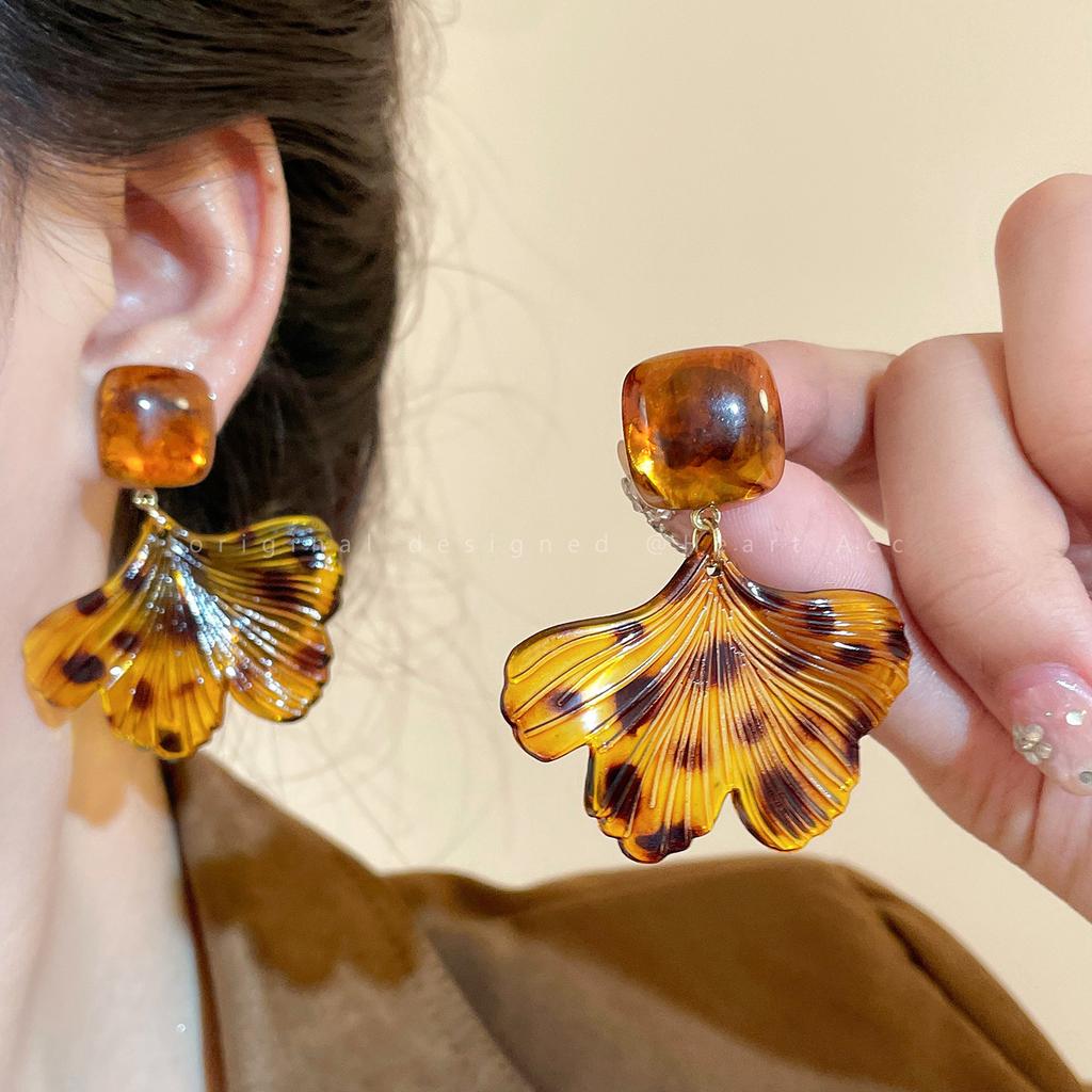 Maillard coffee color amber earrings women's autumn and winter high-end commuter style earrings light luxury niche design earrings