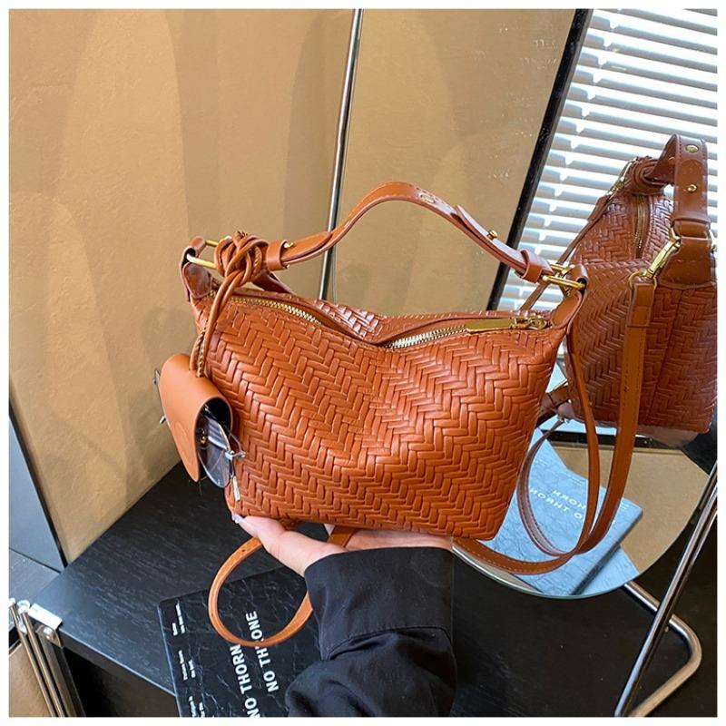 Premium retro large-capacity portable messenger bag women's 2 new trendy woven tote bag versatile shoulder bag