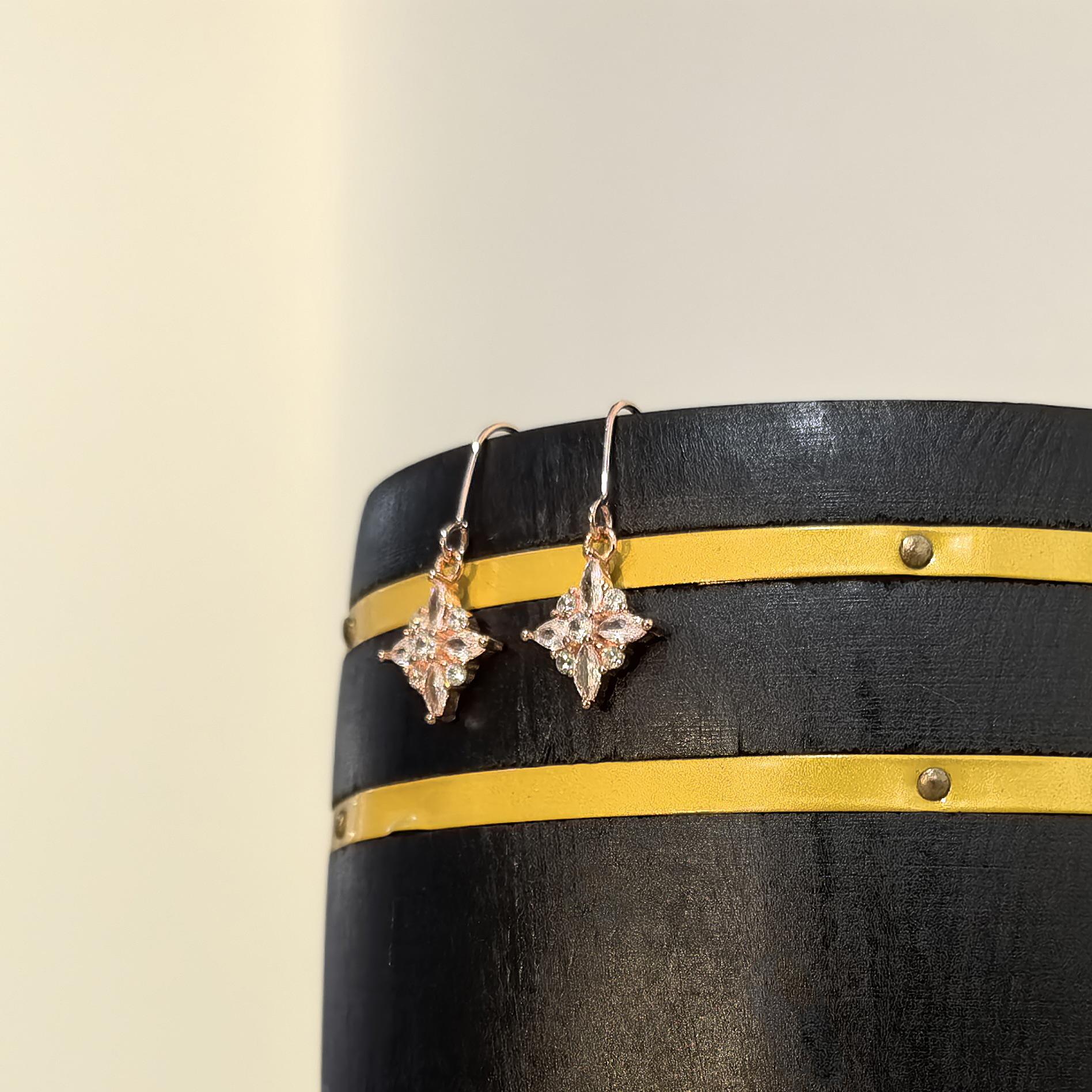 

Ultra-sparkling Exquisitely Elegant and Sophisticated Diamond-shaped Earrings with A Versatile Niche Appeal 1pair рожевий колір золота