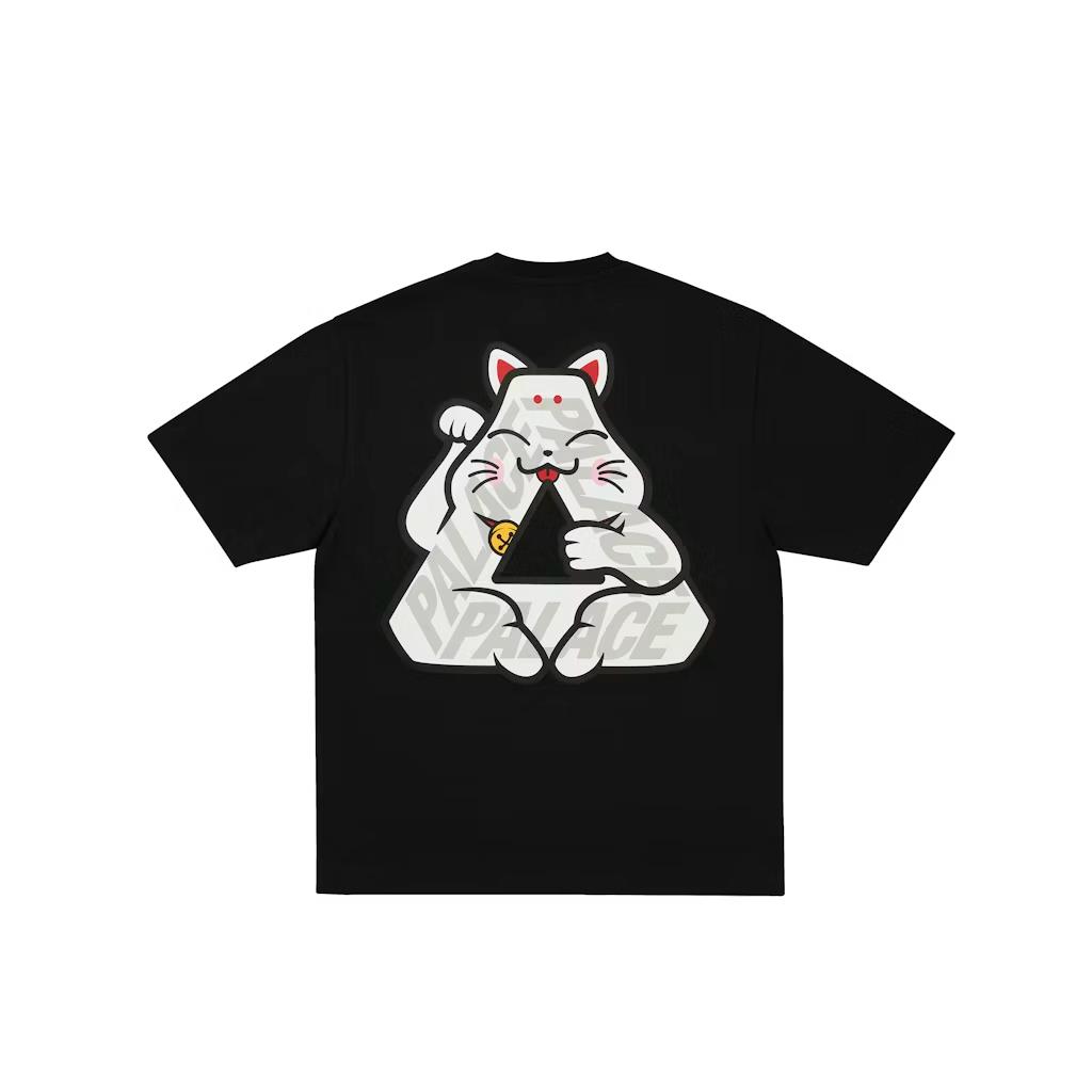 

Palace Ss26 Lucky P3 T-Shirt Spring 2026 Collection Back Triangle Lucky Cat Graphic Crew Neck Short Sleeve Casual T-Shirt Unisex Tops PAL-SS26-141 S