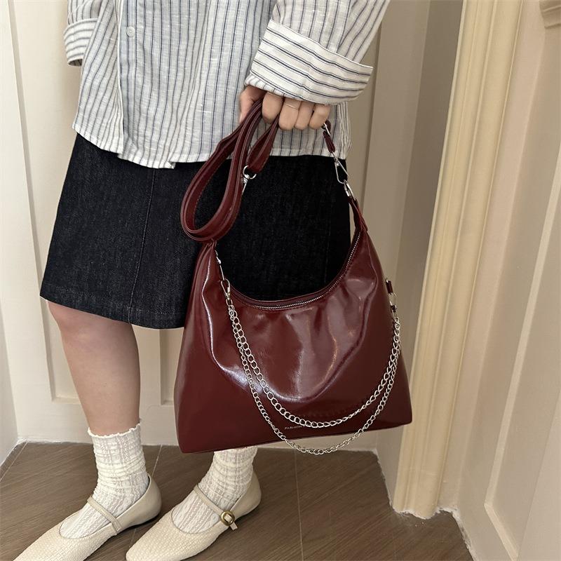 Fashion highvalue underarm bag women's spring new simple wind chain commuter shoulder messenger bag