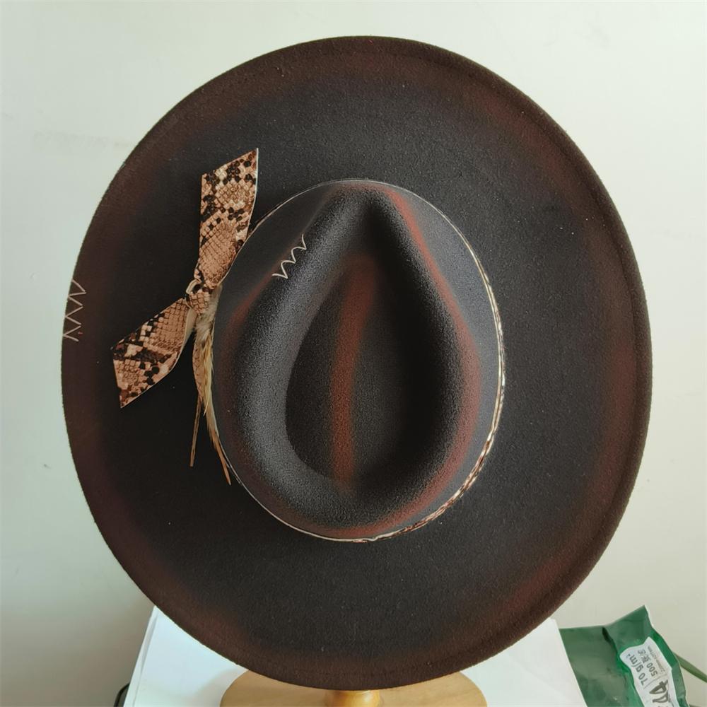 Vintage Western Fedora Hut für Männer Frauen Breiter Rand Cowgirl Hut mit Schlangenmuster Band Feder Detail Filz Jazzkappe Sombrero