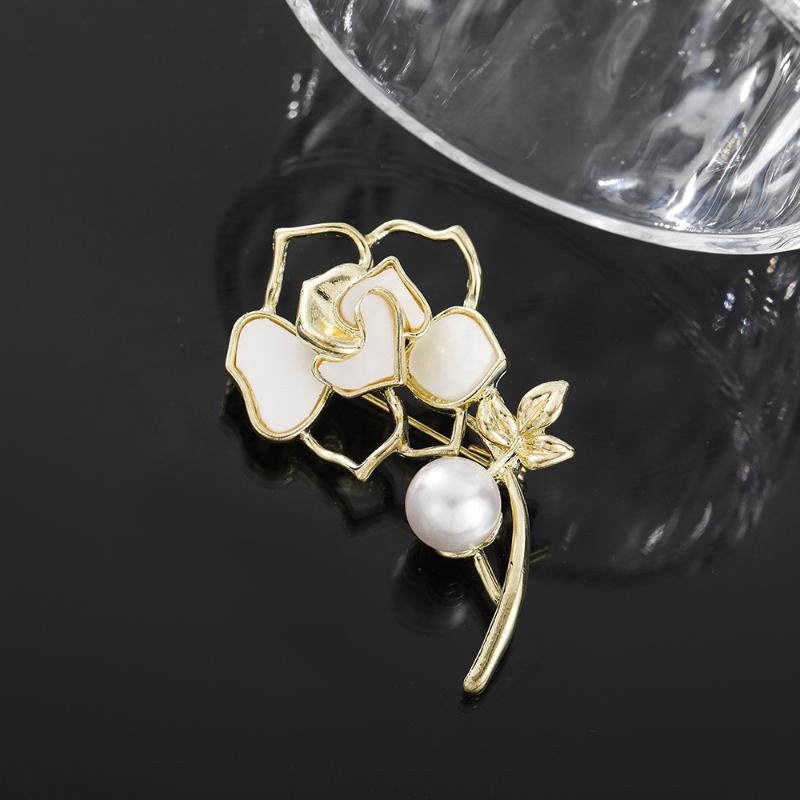 Fashion Pearl Camellia Flower Brooch For Women Girls Elegant Versatile Corsage Coat Dress Lapel Pins Clothing Accessories Gifts