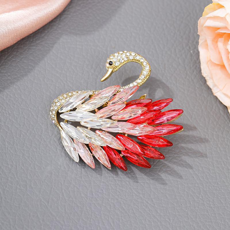 Elegante Perlen-Strass-Brosche: Damen Exquisite Brosche im Stil kleiner Duft und Seidentuch-Schnalle