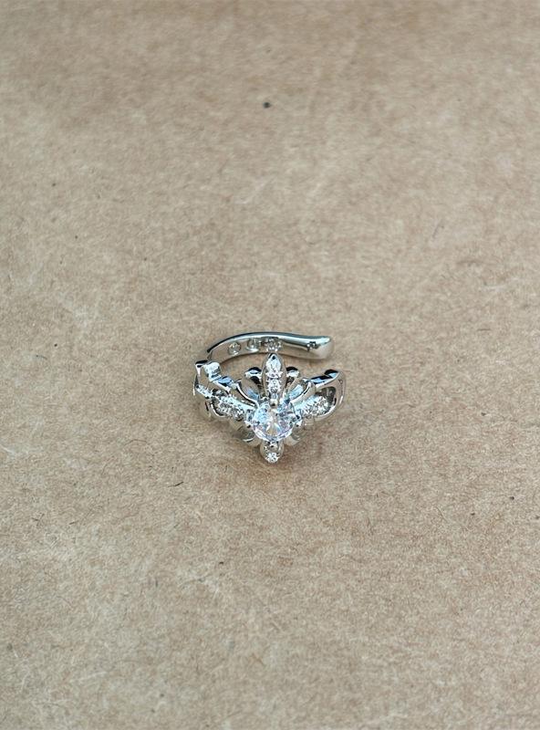 Zirconia Cross Iris Flower Ear Clips – No Piercing Design with Fashionable, Exquisite Luxury Feel.