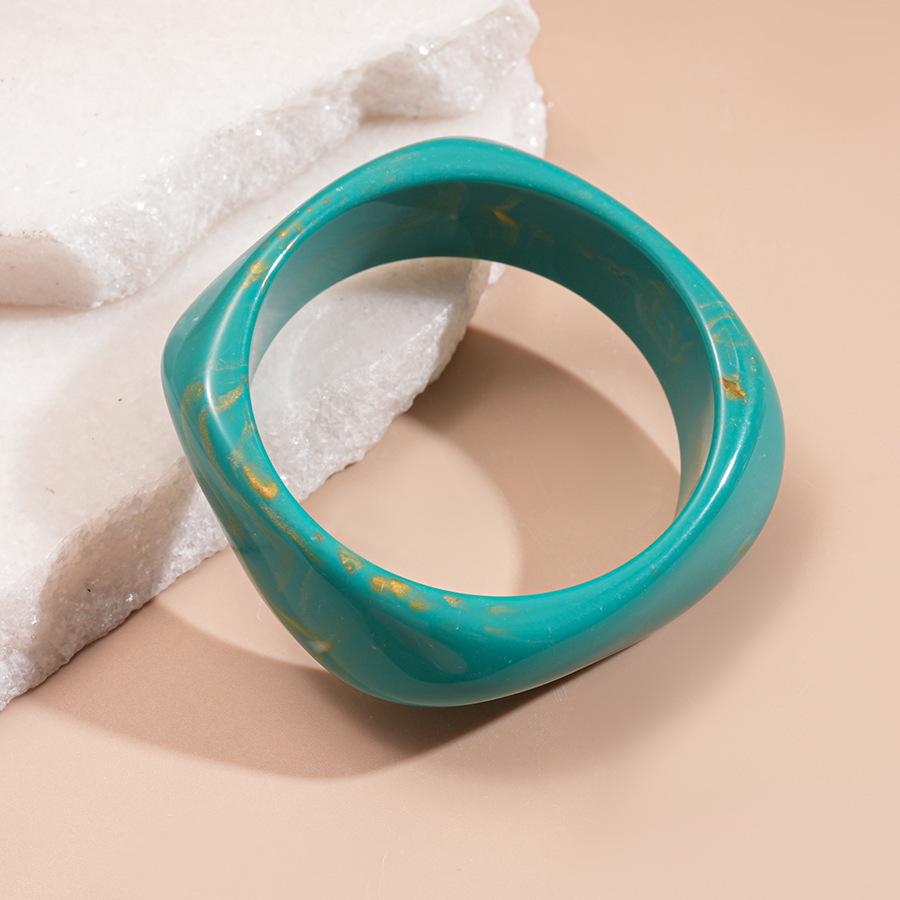 Unique Retro Resin Bracelet: Personalized Fashion Jewelry for Women