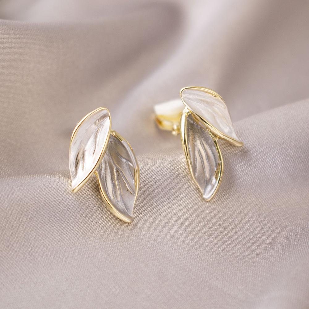 Elegant Clip-On Triangle Earrings for Non-Pierced Ears - Versatile, Light Luxury for Everyday Wear.