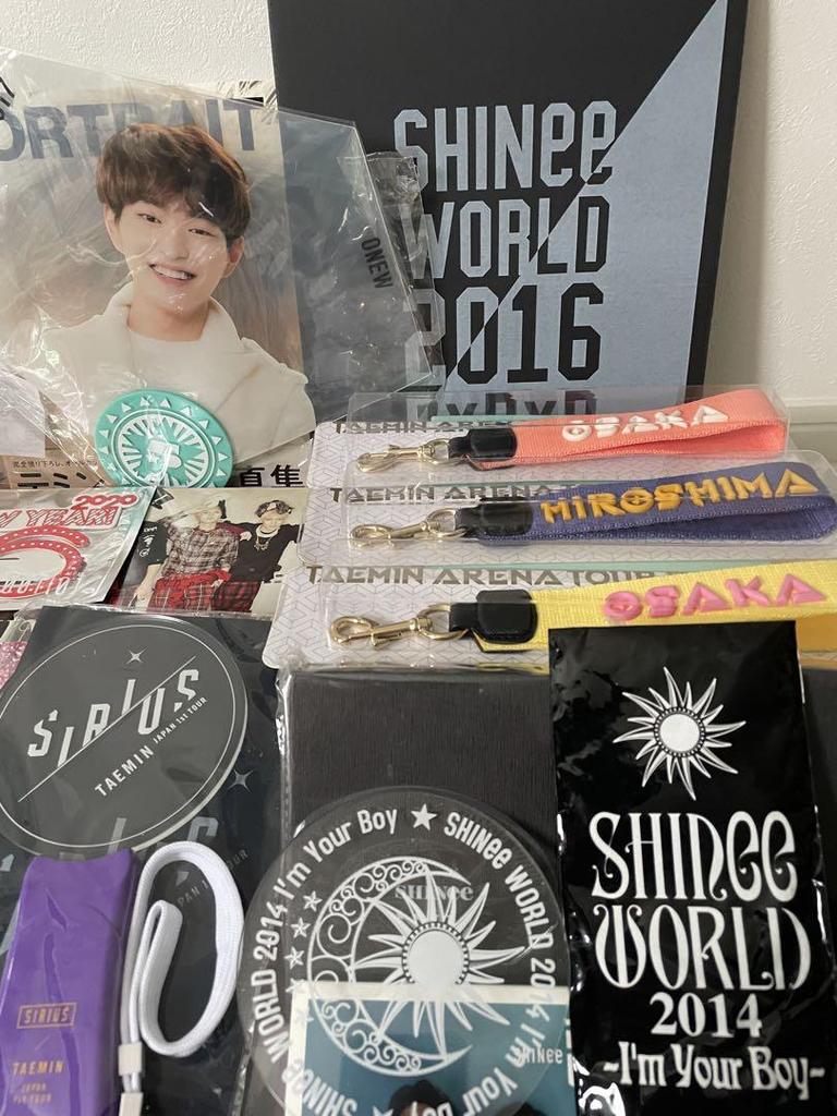 [USED] (Approximately 60 Items) SHINee CD Penlight Goods and Other Set