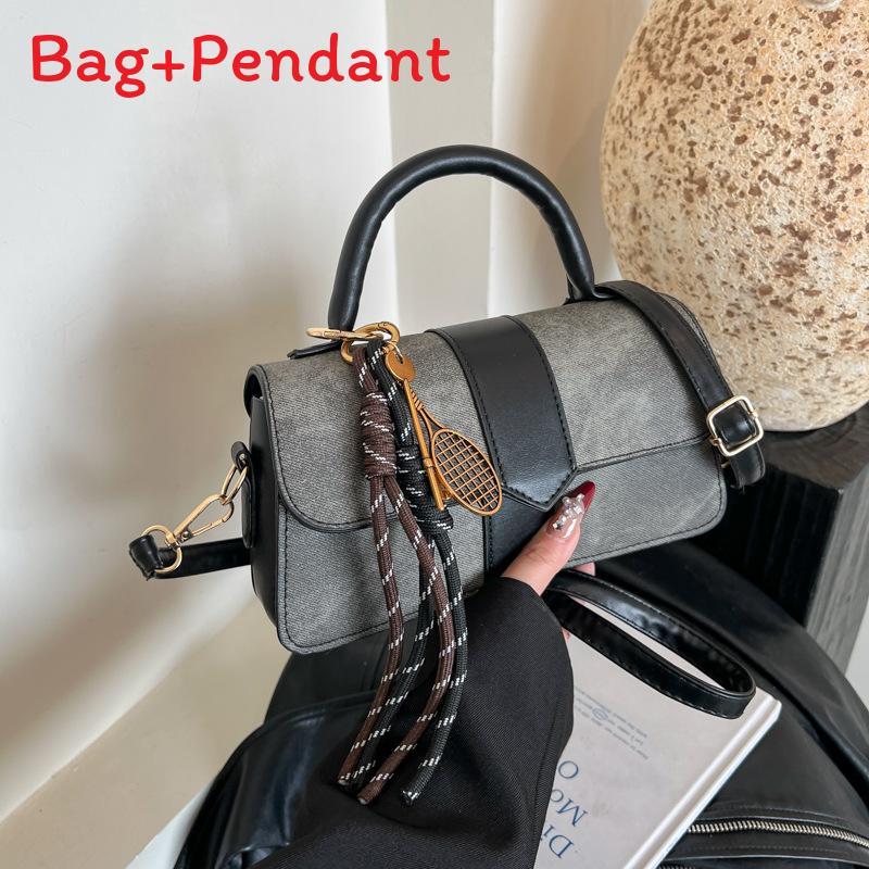 

Fashionable Small Square Bag With Top Flap Closure And Synthetic Leather Interior For Women чёрный