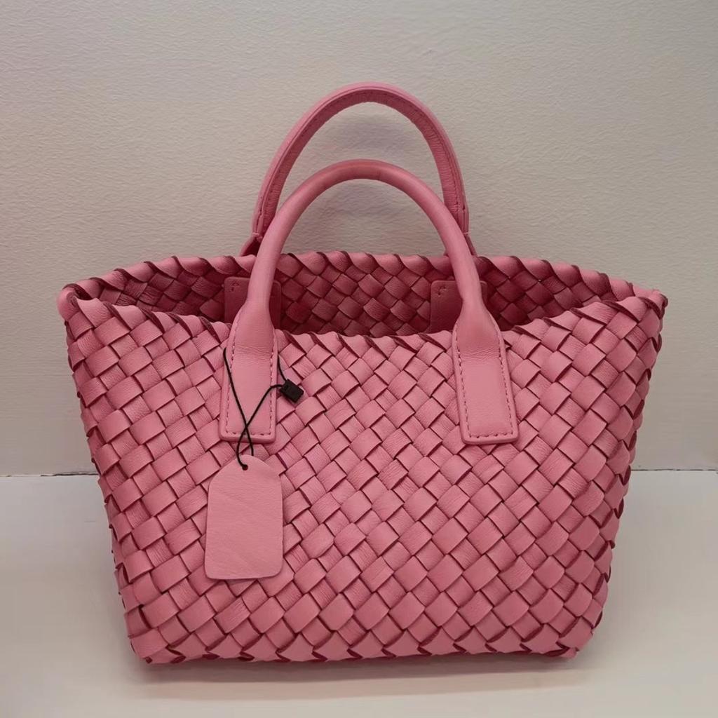 Fashion new lambskin hand-woven handbag wholesale casual versatile vegetable basket genuine leather women's bag messenger bag