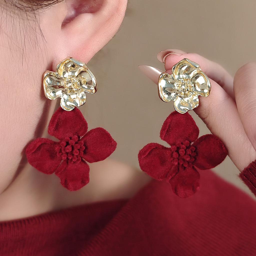 French Flocking Pleated Flower Stud Earrings For Women, Autumn And Winter Retro Light Luxury Ankola Red Temperament Earrings