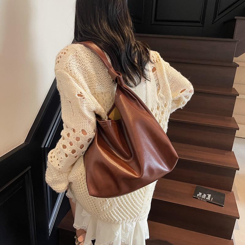 Tote bag women's lazy wind large-capacity bag women's new simple design commuter versatile soft leather shoulder bag
