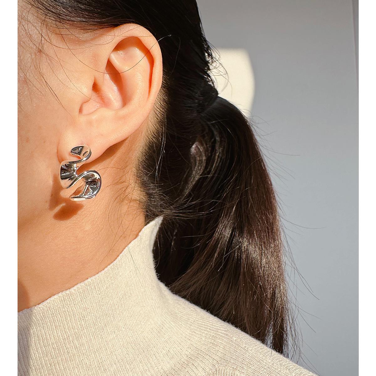 

Серьги-гвоздики с геометрическим волнистым узором, женские, серебряные, плиссированные, металлические, персонализированные, тот же стиль 620