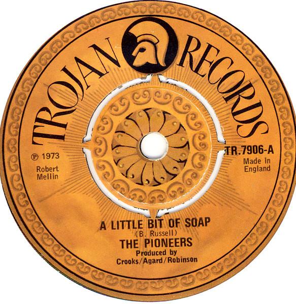 

7-дюймовая пластинка PIONEERS - A Little Bit Of Soap / Hit Me With TR7906 Trojan Records 1973 UK Регги, Ска и Даб Б/У