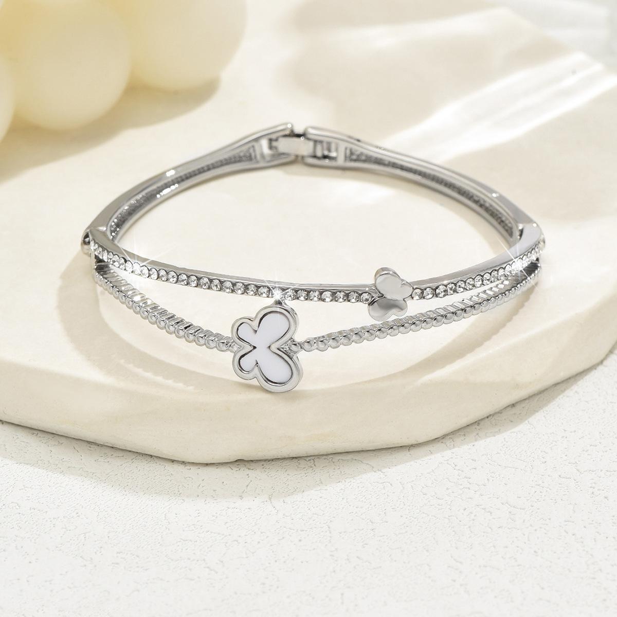 Four-Leaf Clover Bracelet, Double Ring, Premium Diamond-Encrusted Bracelet, Fashion Girl Alloy Bracelet, Light Luxury Bracelet.