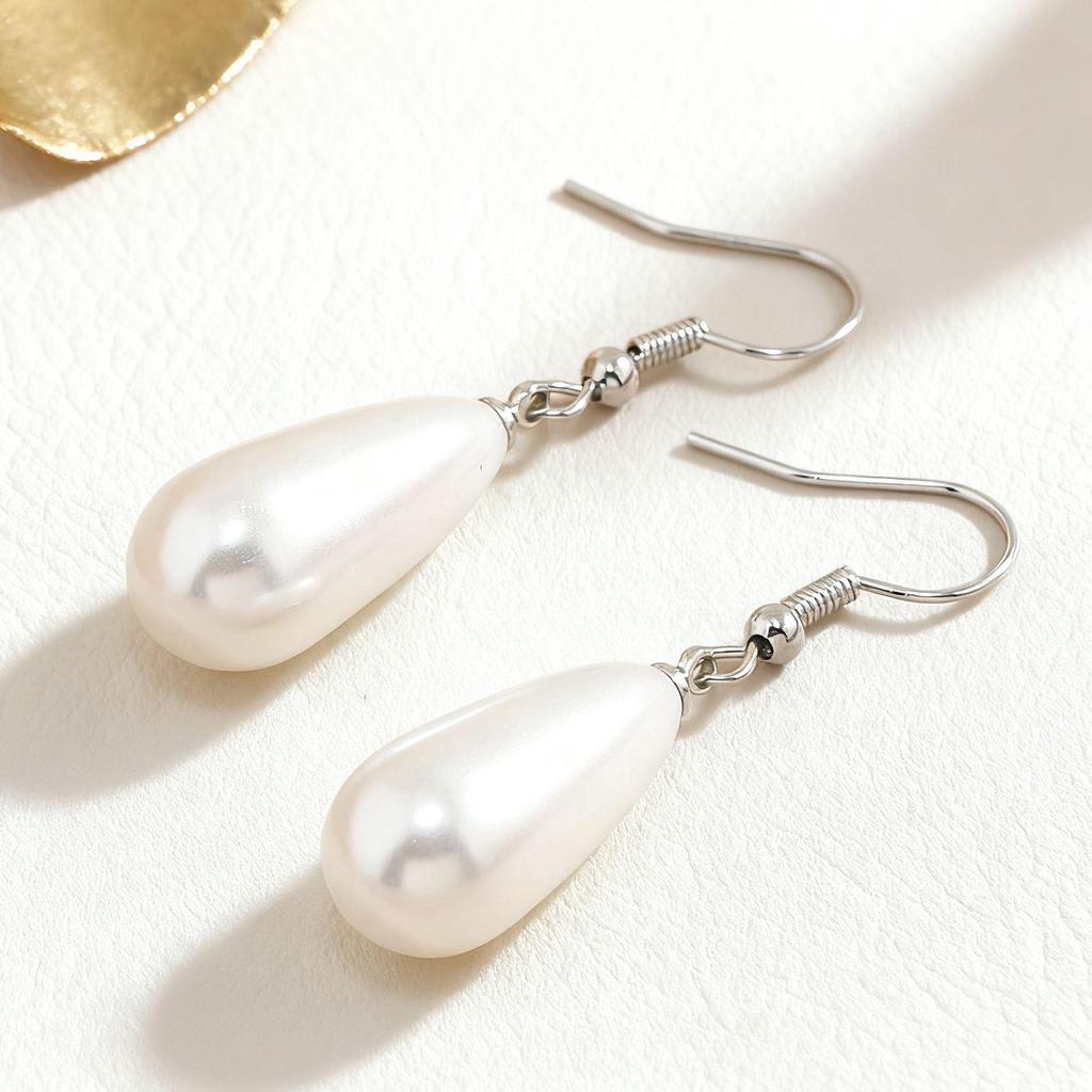 Waterdrop Pearl Earrings for Women: Elegant French Retro No-Pierce Ear Clips, Stylish & Versatile.
