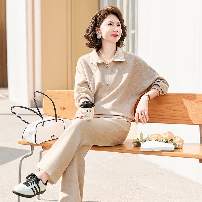 

Elegant Two-Piece Spring Sports Suit for Mature Women: Casual Jacket and Top Set XL (Suggested 90-105 jin)