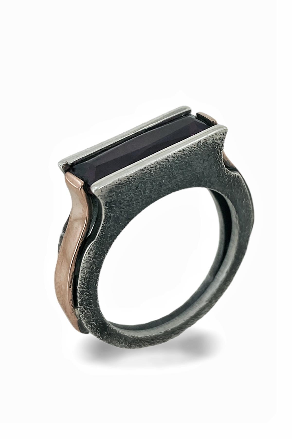 

Серебряное кольцо ручной работы с багетом и аметистом 925 пробы специального дизайна