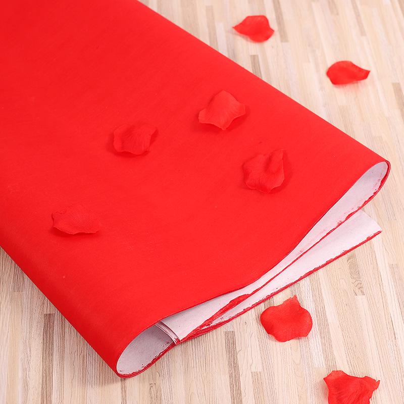 

Праздничные свадебные принадлежности: Большие красные бумажные конверты и бумажные вырезки