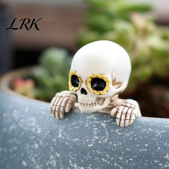 Funny Skull Garden Statues Skeleton Flower Pot Hugger, Resin Planter Statue with Eyes, Mini Creative Yard Art Flowerpot Ornament for Halloween