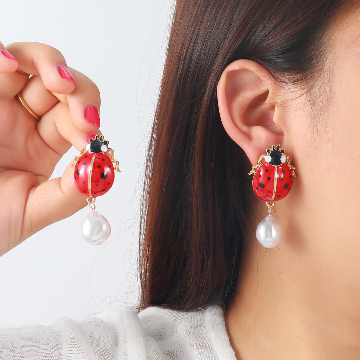 Colorful Dripping Oil Metal Ladybug Stud Earrings for Women Ladies Personality Design Imitation Pearl Pendant Earrings Jewelry