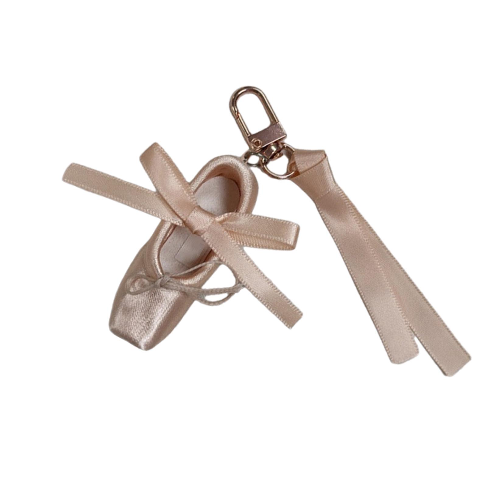 

Элегантный брелок-подвеска с лентой для танцевальной обуви, тканевой текстурой и милым дизайном. Подходит для танцоров и преподавателей. A