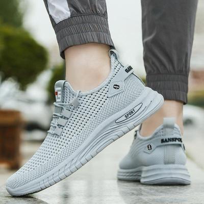 Oberfläche Atmungsaktive Freizeitschuhe Weiche Sohle Leichte Herrenschuhe Neue Sommer Hohle Herrenschuhe Mode Mesh-Schuhe