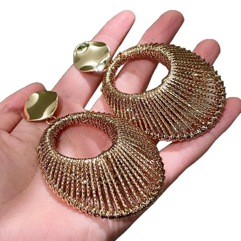 Medieval Exaggerated Gold Circle Light Luxury High-end Fashion Face-showing Small Earrings