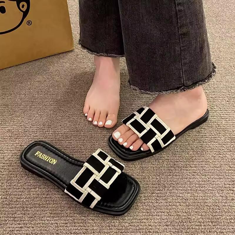 French flat-bottomed cool slippers women's summer outer wear fashion 2025 new Xiaoxiangfeng women's seaside beach sandals