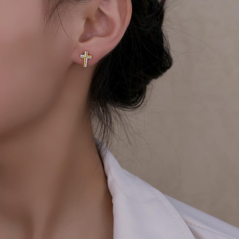 Boucles d'oreilles simples pour femmes avec croix plaqué or véritable incrusté de zirconium tempérament polyvalent accessoires de boucles d'oreilles