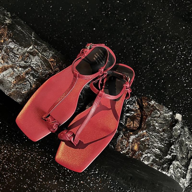 

Summer new metal first layer cover toe beach shoes~ square head buckle low heel open toe sandals large size 39