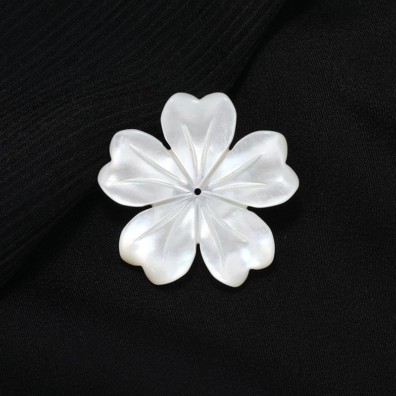 

Niche design sense natural mother shell cherry blossom brooch exquisite simple shell anti-light pin high-end accessories women