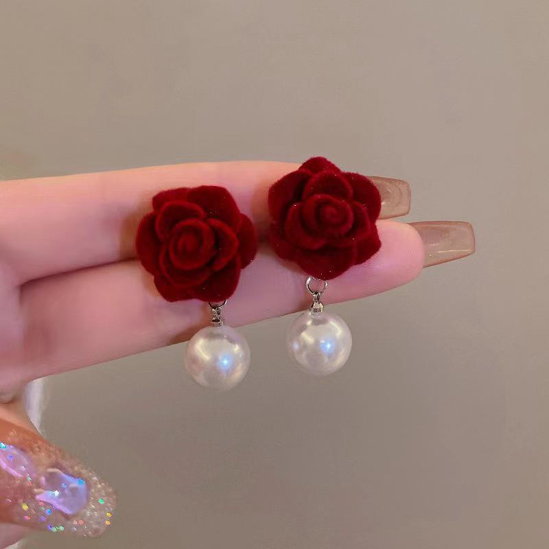 

Серьги в виде роз цвета красного вина с жемчугом — ретро-стиль Гонконга для женщин, роскошный темперамент, идеально подходят для осени и зимы. rose pearl earrings вино красного