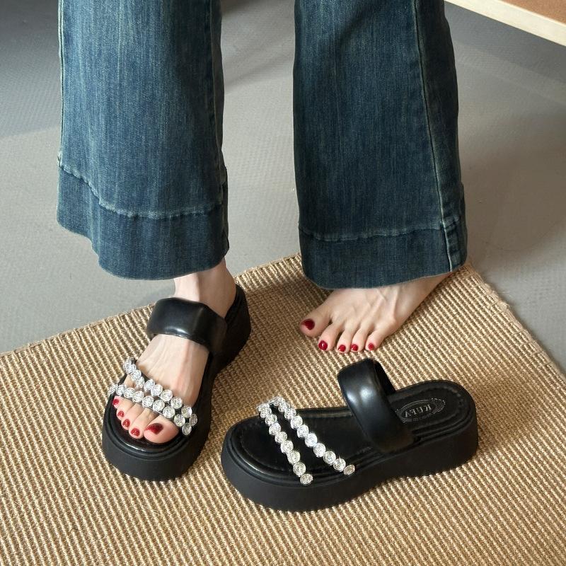 Beautiful thick-soled toe cool slippers women's summer wear 2025 new versatile rhinestone flip-flops non-slip beach shoes