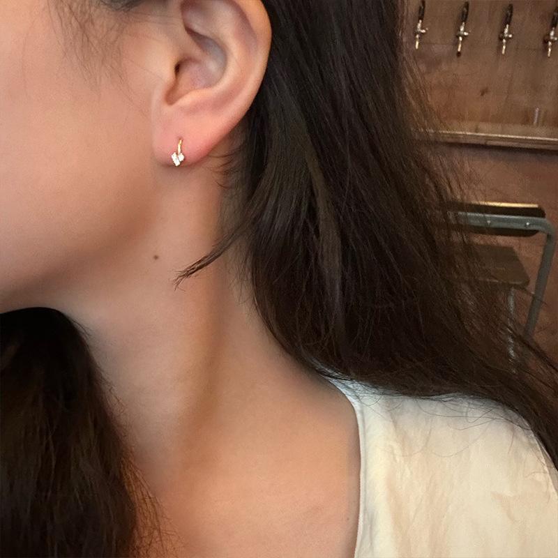 Pendientes de botón pequeños y delicados con circonitas en forma de corazón, de personalidad sencilla y elegante para mujer, versátiles y que no requieren quitarse los pendientes.