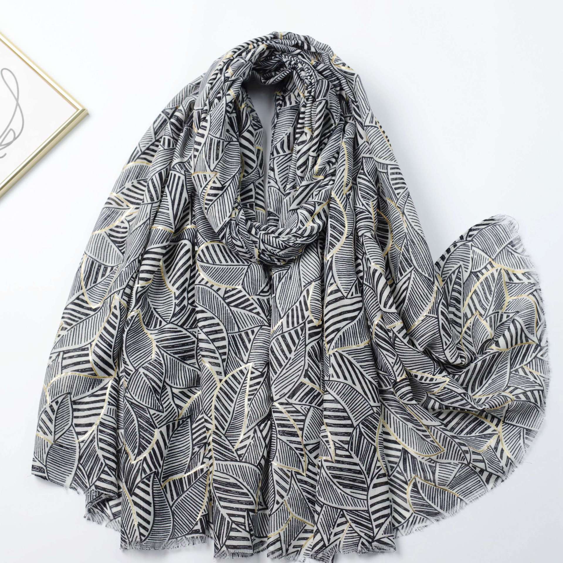 

Бронзовый зеленый лист оттенок сатин хлопок печать длинное полотенце фабричная распродажа путешествие отпуск солнцезащитная шаль чёрный