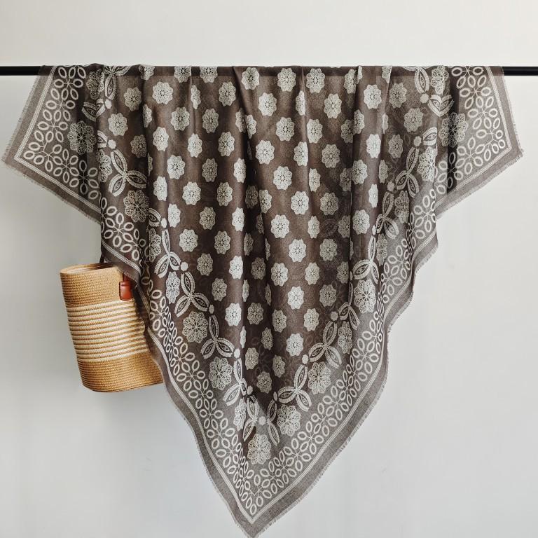 Autumn and winter versatile ethnic style large square scarf fashionable foreign style high-end cotton and linen scarf sunscreen shawl travel photo 130*130