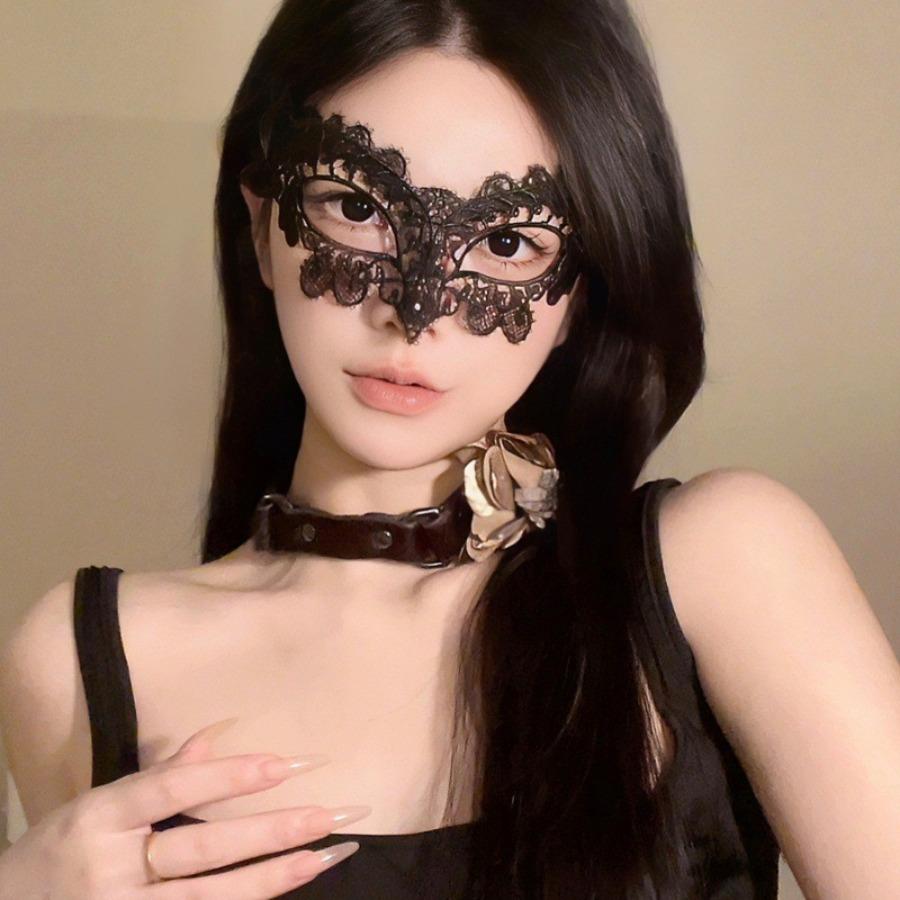 Halloween mask costume party with makeup costume-cosmetically transformed face mask, costume accessories,half-face lace-edged feather headpiece,mask
