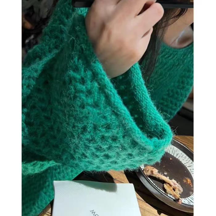 

Ретро полый свитер дизайн нишевый вязаный свитер воротник на одно плечо однотонный гофрированный топ с длинным рукавом универсальный для улицы 412-317 (average size) зелёный