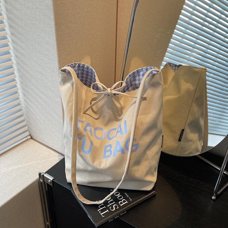 Lazy and lightweight cloth bag, tote bag, niche literary and artistic large-capacity shoulder bag, double-sided usable messenger bag.