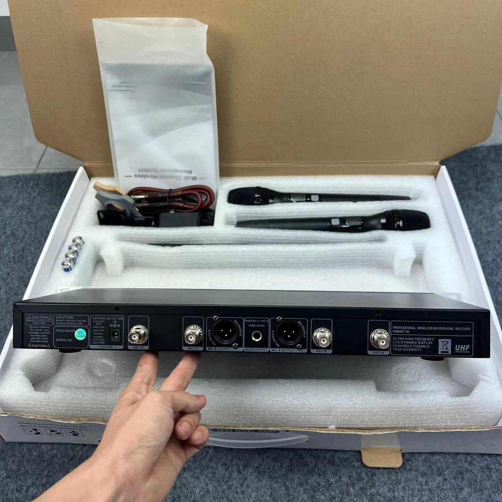 True Diversity One-to-Two Wireless Microphone System In Stock