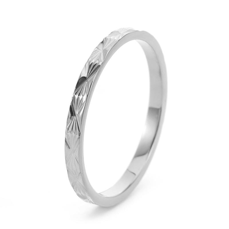Anel de Aço Titânio Banhado a Ouro 18K com Padrão Floral para Mulheres - Super Brilhante, Cor Duradoura, Brilho Francês, Estilo Europeu e Americano