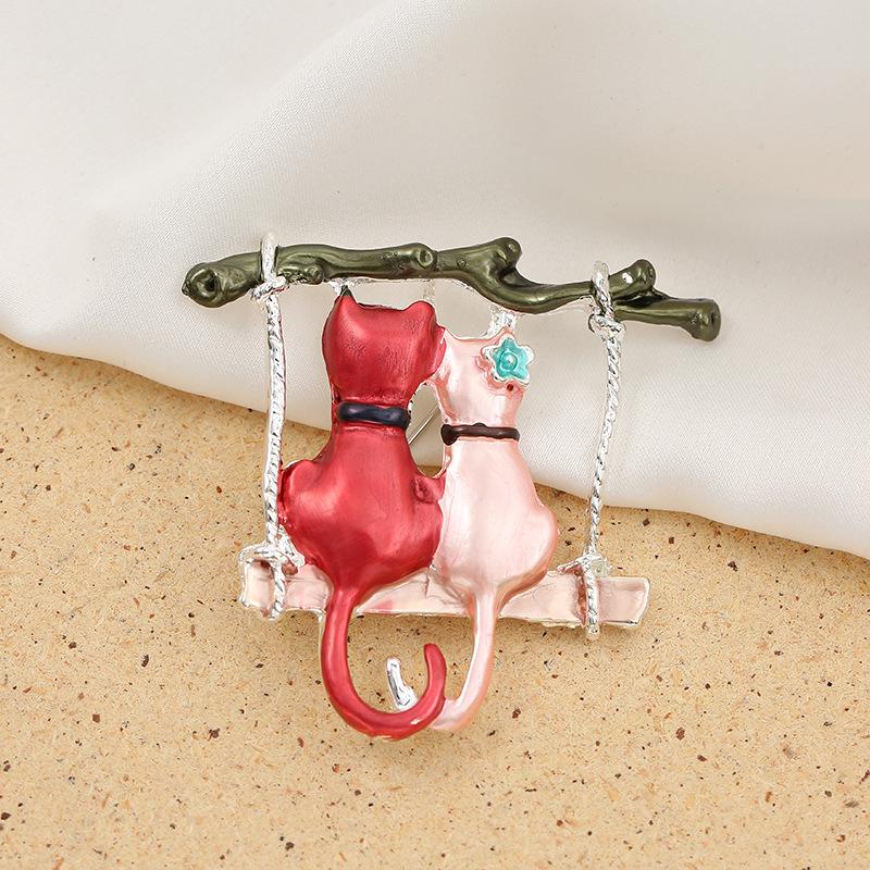 European and American Cat Brooch: Elegant Women's Pin for Suits and Scarves - Alloy Couple Accessory