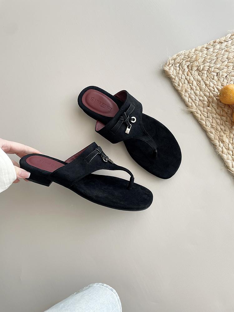 Soft-soled French small sandals outside women's shoes 2025 summer retro fairy wind pinch foot flip-flops flat-bottomed slippers tide