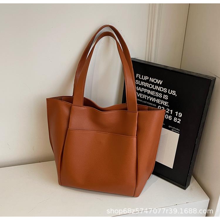Large Capacity Bag Women's 2025 New Retro Fashion Shoulder Bag Casual Versatile Tote Bag Commuter Armpit Bag